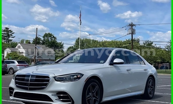 Nunua Ilio tumika Mercedes‒Benz S–Class Nyeupe Gari ndani ya Mto Athi nchini Nairobi