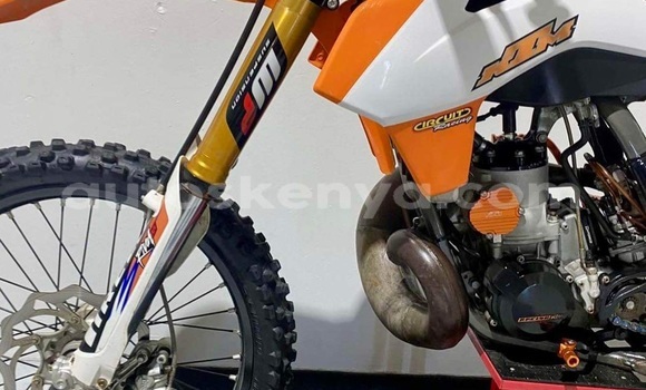 Oofamaa KTM 250 Red Doqdoqqee iti Nairobi keessatti Nairobi keessatti Oofamaa KTM 250 Red Doqdoqqee iti Nairobi keessatti Nairobi keessatti