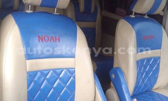 Oofamaa Toyota Noah Silver Makiinaa iti Nairobi keessatti Nairobi keessatti
