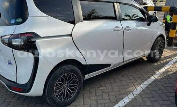 Oofamaa Toyota Sienta White Makiinaa iti Nairobi keessatti Nairobi keessatti