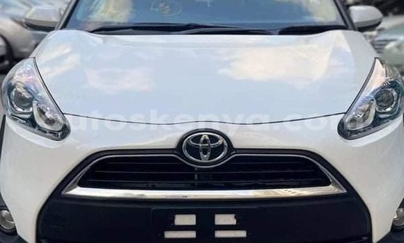 Oofamaa Toyota Sienta White Makiinaa iti Nairobi keessatti Nairobi keessatti