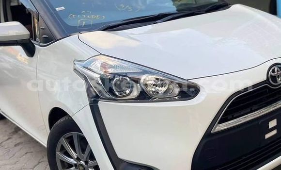 Oofamaa Toyota Sienta White Makiinaa iti Nairobi keessatti Nairobi keessatti Oofamaa Toyota Sienta White Makiinaa iti Nairobi keessatti Nairobi keessatti