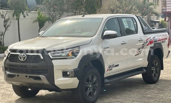Oofamaa Toyota Hilux White Makiinaa iti Nairobi keessatti Nairobi keessatti
