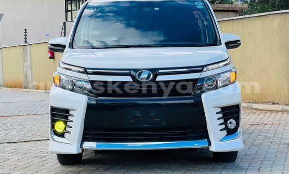 Oofamaa Toyota Voxy White Makiinaa iti Busia keessatti West Kenya keessatti