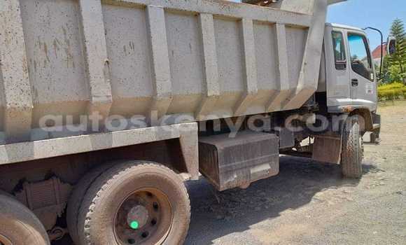 Oofamaa Isuzu MU White Makiinaa iti Bura keessatti Northeast Kenya keessatti Oofamaa Isuzu MU White Makiinaa iti Bura keessatti Northeast Kenya keessatti