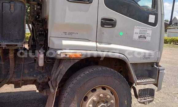 Oofamaa Isuzu MU White Makiinaa iti Bura keessatti Northeast Kenya keessatti Oofamaa Isuzu MU White Makiinaa iti Bura keessatti Northeast Kenya keessatti