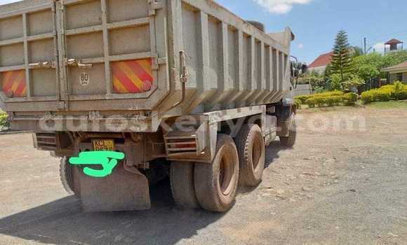 Oofamaa Isuzu MU White Makiinaa iti Bura keessatti Northeast Kenya keessatti Oofamaa Isuzu MU White Makiinaa iti Bura keessatti Northeast Kenya keessatti