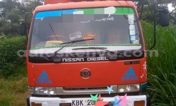 Oofamaa Nissan UD White Netiree iti Bura keessatti Northeast Kenya keessatti