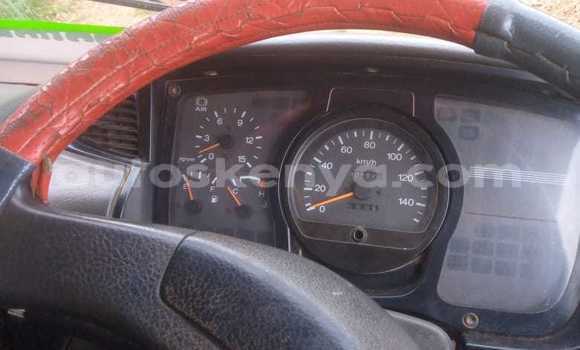 Oofamaa Nissan UD White Netiree iti Bura keessatti Northeast Kenya keessatti Oofamaa Nissan UD White Netiree iti Bura keessatti Northeast Kenya keessatti