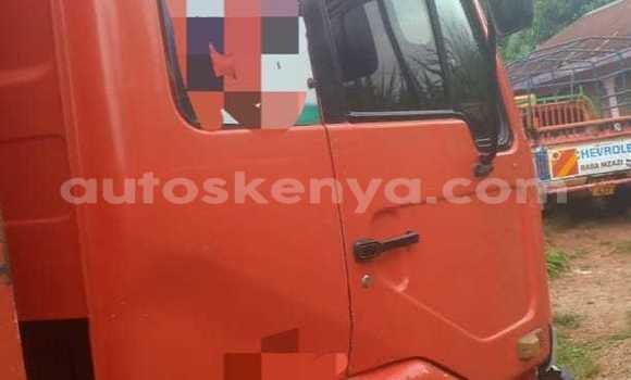 Oofamaa Nissan UD White Netiree iti Bura keessatti Northeast Kenya keessatti Oofamaa Nissan UD White Netiree iti Bura keessatti Northeast Kenya keessatti