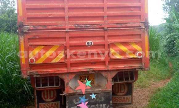 Oofamaa Nissan UD White Netiree iti Bura keessatti Northeast Kenya keessatti Oofamaa Nissan UD White Netiree iti Bura keessatti Northeast Kenya keessatti