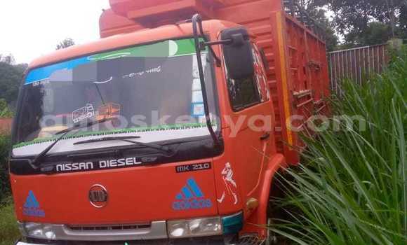 Oofamaa Nissan UD White Netiree iti Bura keessatti Northeast Kenya keessatti Oofamaa Nissan UD White Netiree iti Bura keessatti Northeast Kenya keessatti