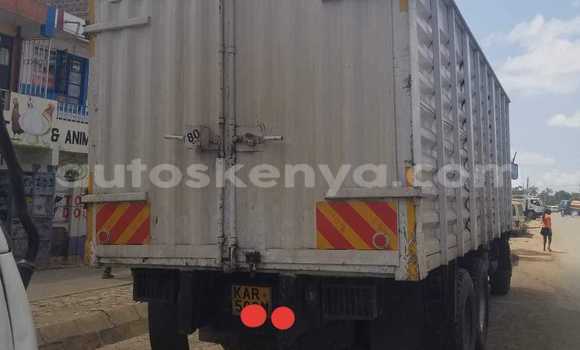 Oofamaa Mitsubishi Fuso Other Netiree iti Bute keessatti Northeast Kenya keessatti Oofamaa Mitsubishi Fuso Other Netiree iti Bute keessatti Northeast Kenya keessatti