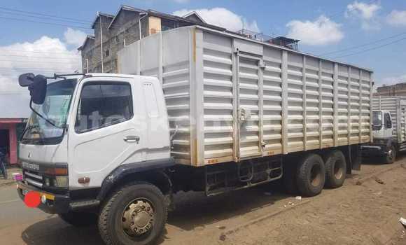 Oofamaa Mitsubishi Fuso Other Netiree iti Bute keessatti Northeast Kenya keessatti Oofamaa Mitsubishi Fuso Other Netiree iti Bute keessatti Northeast Kenya keessatti
