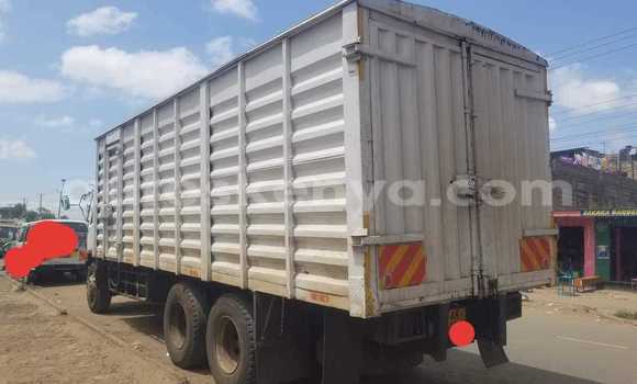 Oofamaa Mitsubishi Fuso Other Netiree iti Bute keessatti Northeast Kenya keessatti Oofamaa Mitsubishi Fuso Other Netiree iti Bute keessatti Northeast Kenya keessatti