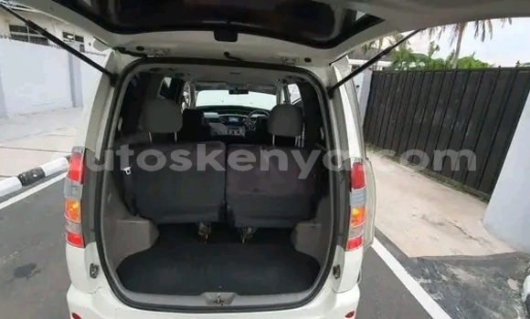 Oofamaa Toyota Noah White Makiinaa iti Lodwar keessatti Rift Valley keessatti