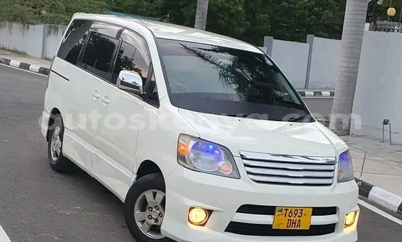 Buy Used Toyota Noah White Car in Lodwar in Rift Valley Buy Used Toyota Noah White Car in Lodwar in Rift Valley