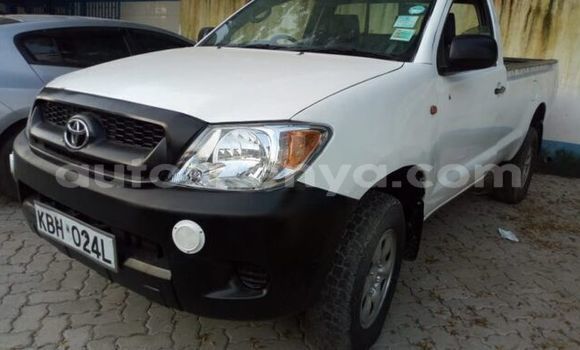 Oofamaa Toyota Hilux White Makiinaa iti Machakos keessatti Nairobi keessatti
