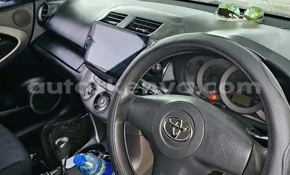 Oofamaa Toyota RAV4 Black Makiinaa iti Bute keessatti Northeast Kenya keessatti