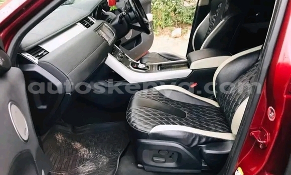 Oofamaa Range Rover Evoque Red Makiinaa iti Changamwe keessatti Coast keessatti Oofamaa Range Rover Evoque Red Makiinaa iti Changamwe keessatti Coast keessatti