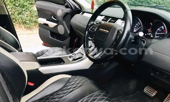 Oofamaa Range Rover Evoque Red Makiinaa iti Changamwe keessatti Coast keessatti Oofamaa Range Rover Evoque Red Makiinaa iti Changamwe keessatti Coast keessatti