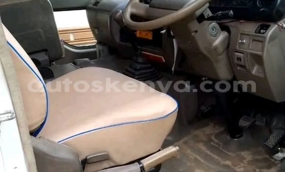 Oofamaa Fisker Karma White Makiinaa iti Changamwe keessatti Coast keessatti Oofamaa Fisker Karma White Makiinaa iti Changamwe keessatti Coast keessatti