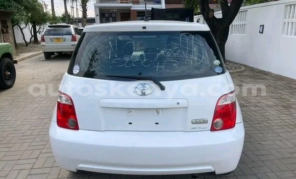 Oofamaa Toyota IST White Makiinaa iti Changamwe keessatti Coast keessatti