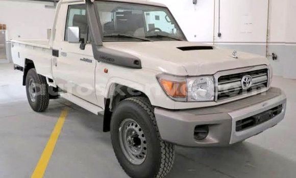 Oofamaa Toyota Land Cruiser White Makiinaa iti Nairobi keessatti Nairobi keessatti