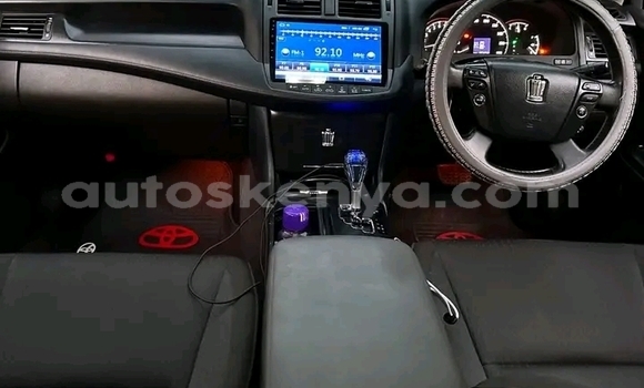 Oofamaa Toyota Coaster White Makiinaa iti Bute keessatti Northeast Kenya keessatti