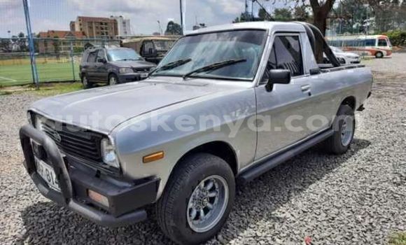 Oofamaa Nissan Datsun Silver Makiinaa iti Machakos keessatti Nairobi keessatti