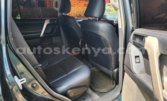 Oofamaa Toyota Prado Black Makiinaa iti Karatina keessatti Central keessatti