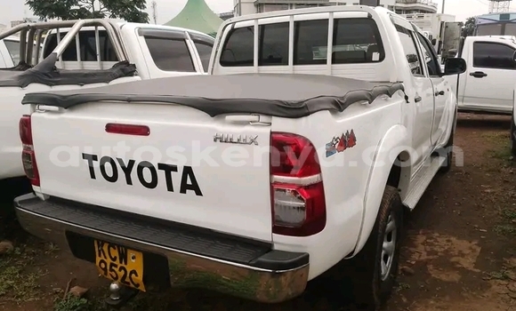 Nunua Ilio tumika Toyota Hilux Nyeupe Gari ndani ya Changamwe nchini Pwani