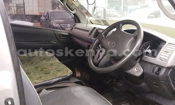 Nunua Ilio tumika Toyota Hiace Nyingine Gari ndani ya El Wak nchini Kaskazini Mashariki mwa Kenya Nunua Ilio tumika Toyota Hiace Nyingine Gari ndani ya El Wak nchini Kaskazini Mashariki mwa Kenya