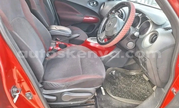 Oofamaa Nissan Juke Red Makiinaa iti Habaswein keessatti Northeast Kenya keessatti