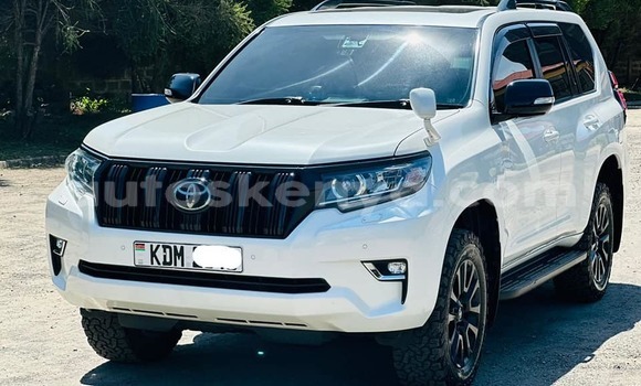 Oofamaa Toyota Prado White Makiinaa iti Bura keessatti Northeast Kenya keessatti
