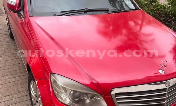 Oofamaa Mercedes‒Benz C-klasse Red Makiinaa iti Bungoma keessatti West Kenya keessatti Oofamaa Mercedes‒Benz C-klasse Red Makiinaa iti Bungoma keessatti West Kenya keessatti