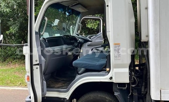 Oofamaa Mitsubishi Freeca White Makiinaa iti Bungoma keessatti West Kenya keessatti Oofamaa Mitsubishi Freeca White Makiinaa iti Bungoma keessatti West Kenya keessatti