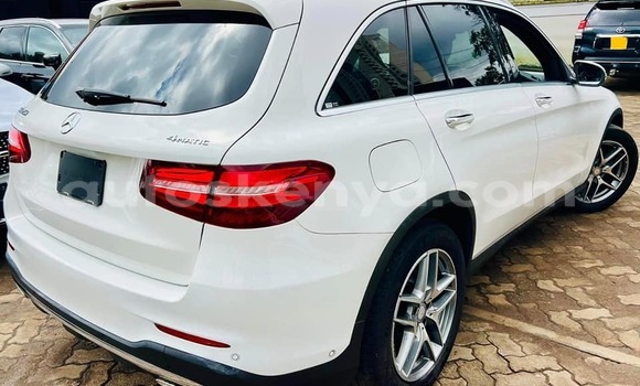 Oofamaa Mercedes‒Benz GLC White Makiinaa iti Bissil keessatti Nairobi keessatti Oofamaa Mercedes‒Benz GLC White Makiinaa iti Bissil keessatti Nairobi keessatti