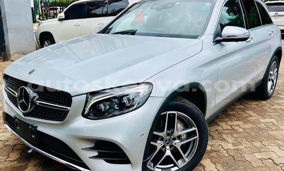 Oofamaa Mercedes‒Benz GLC White Makiinaa iti Bissil keessatti Nairobi keessatti Oofamaa Mercedes‒Benz GLC White Makiinaa iti Bissil keessatti Nairobi keessatti
