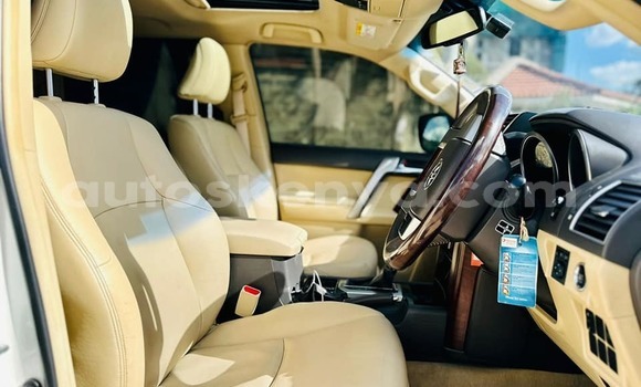 Oofamaa Toyota Prado White Makiinaa iti Bomet keessatti Rift Valley keessatti Oofamaa Toyota Prado White Makiinaa iti Bomet keessatti Rift Valley keessatti