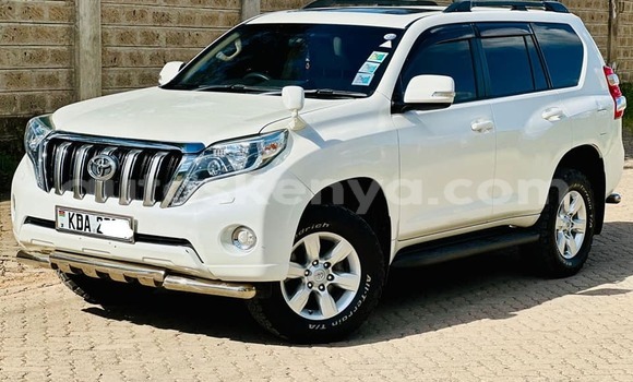 Oofamaa Toyota Prado White Makiinaa iti Bomet keessatti Rift Valley keessatti Oofamaa Toyota Prado White Makiinaa iti Bomet keessatti Rift Valley keessatti