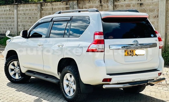 Oofamaa Toyota Prado White Makiinaa iti Bomet keessatti Rift Valley keessatti Oofamaa Toyota Prado White Makiinaa iti Bomet keessatti Rift Valley keessatti