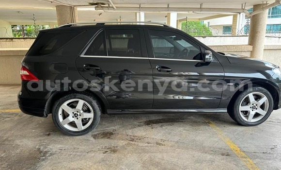 Oofamaa Mercedes‒Benz ML–Class Black Makiinaa iti Bungoma keessatti West Kenya keessatti Oofamaa Mercedes‒Benz ML–Class Black Makiinaa iti Bungoma keessatti West Kenya keessatti