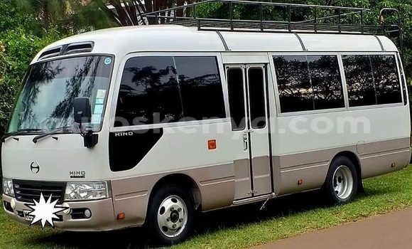 Oofamaa Hino Ranger White Netiree iti Bomet keessatti Rift Valley keessatti