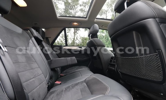 Oofamaa Mercedes‒Benz ML–Class White Makiinaa iti Changamwe keessatti Coast keessatti Oofamaa Mercedes‒Benz ML–Class White Makiinaa iti Changamwe keessatti Coast keessatti