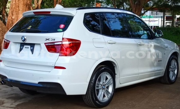 Oofamaa BMW X3 White Makiinaa iti Bute keessatti Northeast Kenya keessatti Oofamaa BMW X3 White Makiinaa iti Bute keessatti Northeast Kenya keessatti