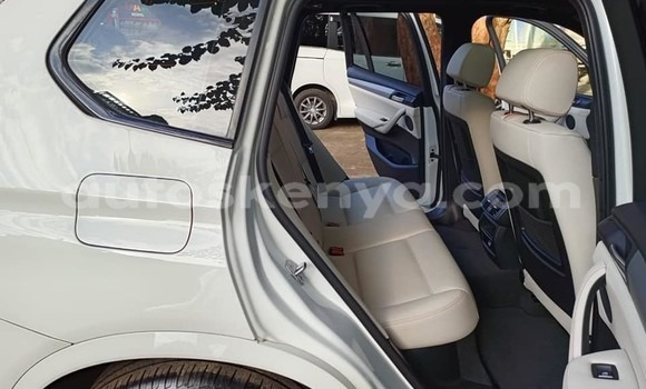 Oofamaa BMW X3 White Makiinaa iti Bute keessatti Northeast Kenya keessatti Oofamaa BMW X3 White Makiinaa iti Bute keessatti Northeast Kenya keessatti