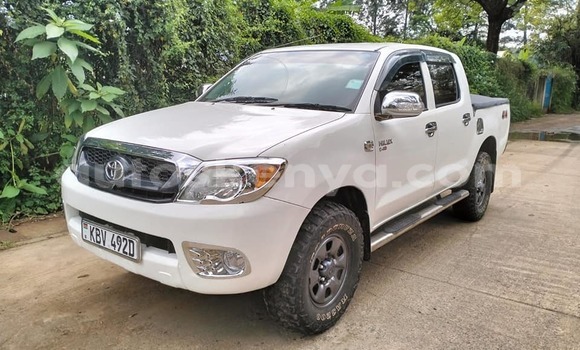 Oofamaa Toyota Hilux White Makiinaa iti Kakamega keessatti West Kenya keessatti