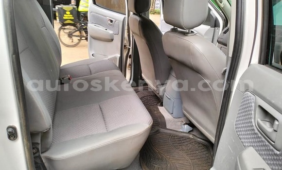 Oofamaa Toyota Hilux White Makiinaa iti Kakamega keessatti West Kenya keessatti Oofamaa Toyota Hilux White Makiinaa iti Kakamega keessatti West Kenya keessatti