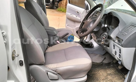 Oofamaa Toyota Hilux White Makiinaa iti Kakamega keessatti West Kenya keessatti Oofamaa Toyota Hilux White Makiinaa iti Kakamega keessatti West Kenya keessatti